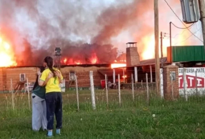 Incendio arrasó un secadero de yerba mate y causó millonarias pérdidas en Apóstoles Incendio - 1