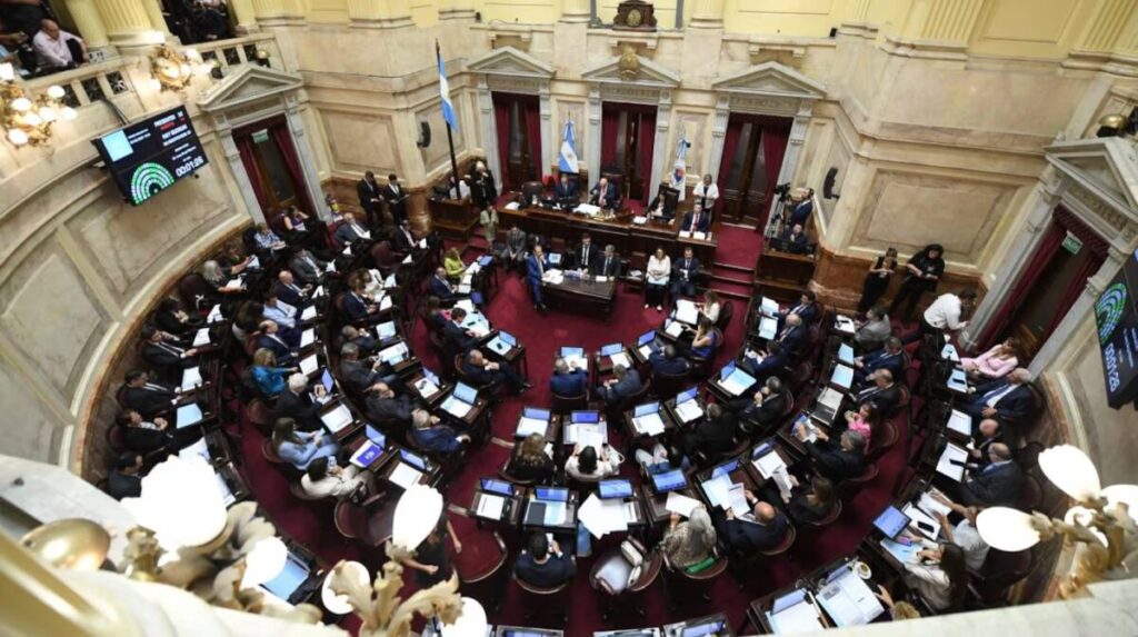 El kirchnerismo logró dictamen al paquete jubilatorio con apoyo clave del PRO en el Senado 3 El presidente de la comisión de Presupuesto, Ezequiel Atauche (LLA), cuestionó duramente el procedimiento: “Esto no es reglamentario. Incorporar temas sin aviso ni análisis y dictaminar de forma apresurada sería un error”