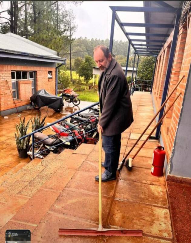 Capellanes de la Policía de Misiones obligados a hacer guardia administrativa en comisarías 2 Lejos de mostrarse molesto por la orden a los capellanes, compartió imágenes en redes sociales desde la comisaría y anunció que continuará brindando atención espiritual a la comunidad desde la Parroquia San Juan Bautista.