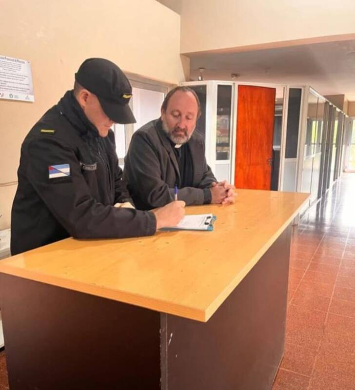 Padre Marcos Szyszkowski: “La dignidad no se negocia y si quieren conflicto, yo tengo firmeza" 4 La foto del padre Marcos Szyszkowski en la recepción de la comisaría, que recorre el país