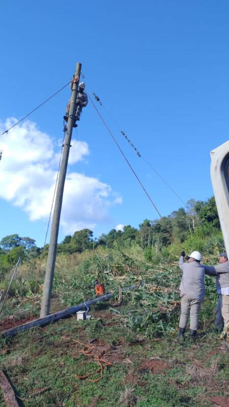 Tras el temporal, se restableció el servicio eléctrico en el Alto Uruguay 5 WhatsApp Image 2025 05 16 at 12.13.13 3 - 4