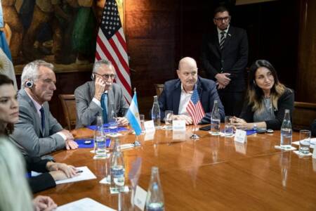 El Gobierno anunció la reforma del sistema sanitario y confirmó la salida de la OMS OMS