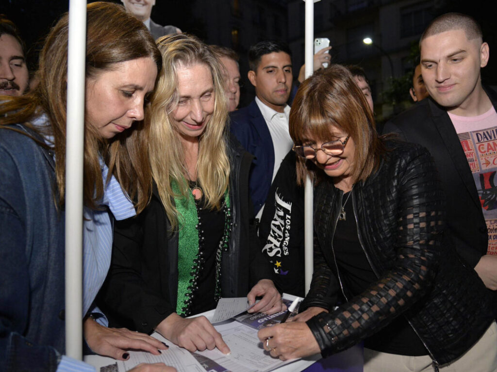 Patricia Bullrich junto a Karina Milei firma la afiliación a LLA de CABA