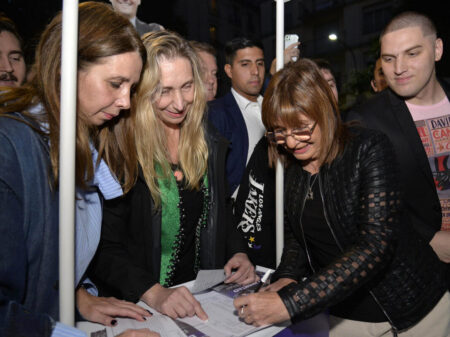 Patricia Bullrich junto a Karina Milei firma la afiliación a LLA de CABA