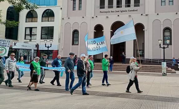ATE Misiones volvió a movilizarse en Posadas para exigir aumento a jubilados y prórroga de la moratoria previsional 3 El colectivo de jubilados advirtió que continuará con las movilizaciones semanales mientras no haya respuestas concretas del Gobierno provincial a las demandas planteadas.