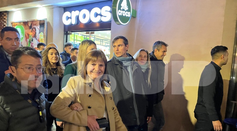 Karina Milei encabezó una caminata por el centro posadeño en apoyo a candidatos de La Libertad Avanza 3 Patricia Bullrich se llevó la mayor atención entre los militantes libertarios, aun más que Milei y Menem