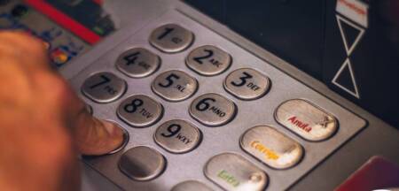 Revolución en cajeros: QR, billeteras y cripto, sin límites Habrá que apelar a los cajeros automáticos de los bancos para hacerse de efectivo porque hoy no habrá atención al público por el feriado