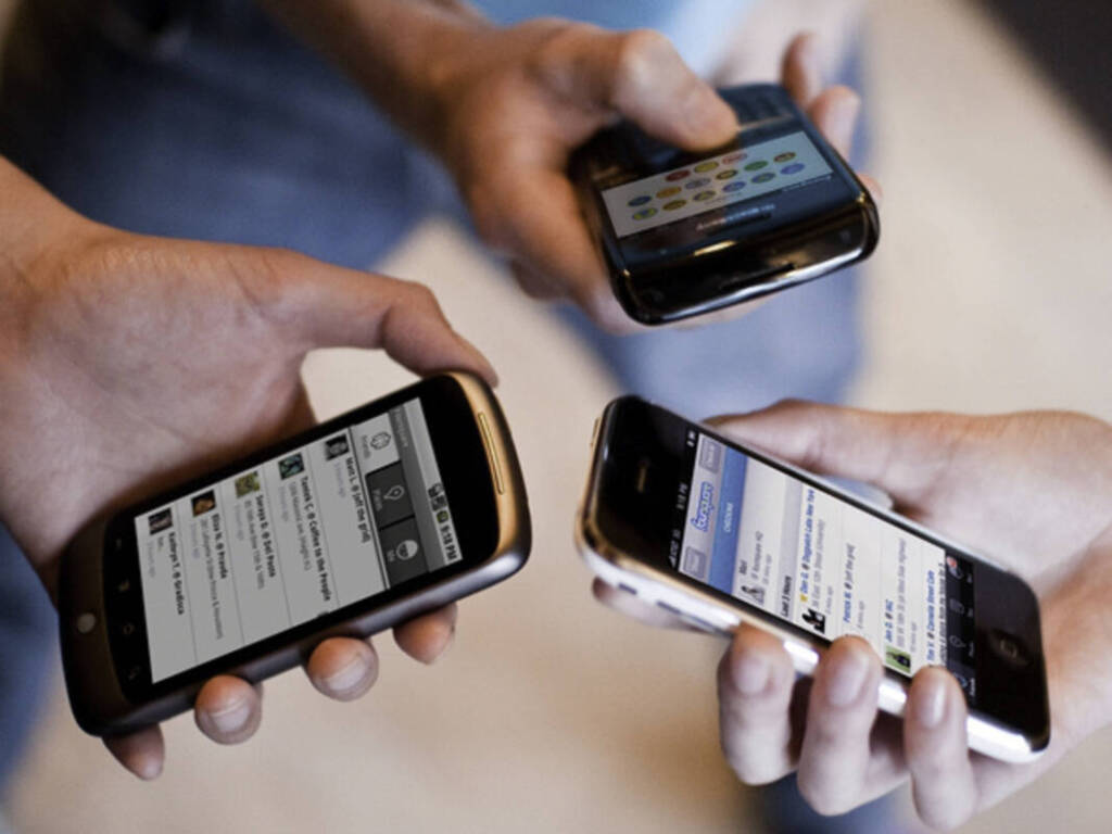Más de la mitad de los chicos usa inteligencia artificial y dos de cada tres lo hace con fines escolares 3 El 95% de los niños, niñas y adolescentes en Argentina tiene un celular con conexión a internet, con una edad promedio de inicio en los 9,6 años.