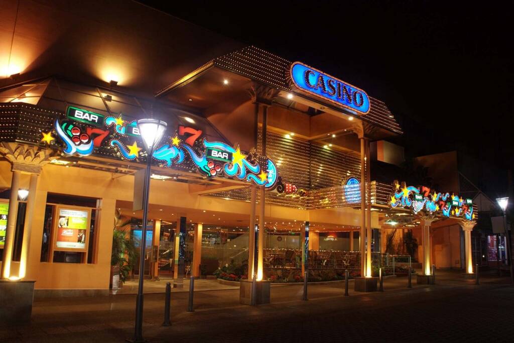 Fueron trasladados a Misiones los cuatro delincuentes peruanos que robaron un casino en Posadas 3 A partir de las cámaras del casino y el sistema 911, se identificó a los delincuentes, quienes utilizaban una “llave maestra” para vulnerar las máquinas tragamonedas.