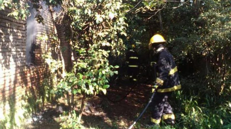 El hecho salió a la luz cuando vecinos alertaron sobre un incendio. Al llegar al lugar, los bomberos encontraron el cadáver de la víctima y confirmaron que el fuego había sido provocado de manera intencional.