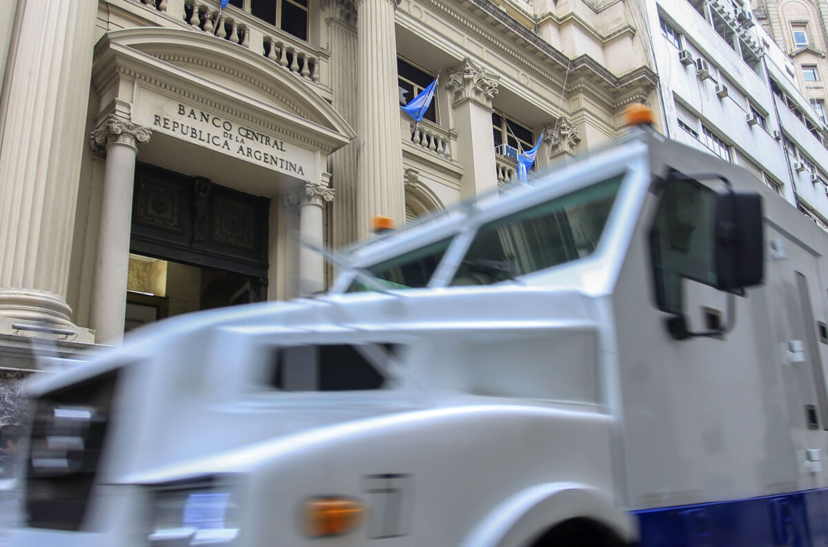 Con tasa alta, Argentina suma dólares para el Banco Central 1 Banco Central: Argentina logró colocar un nuevo bono para inversores extranjeros por USD 1.000 millones.