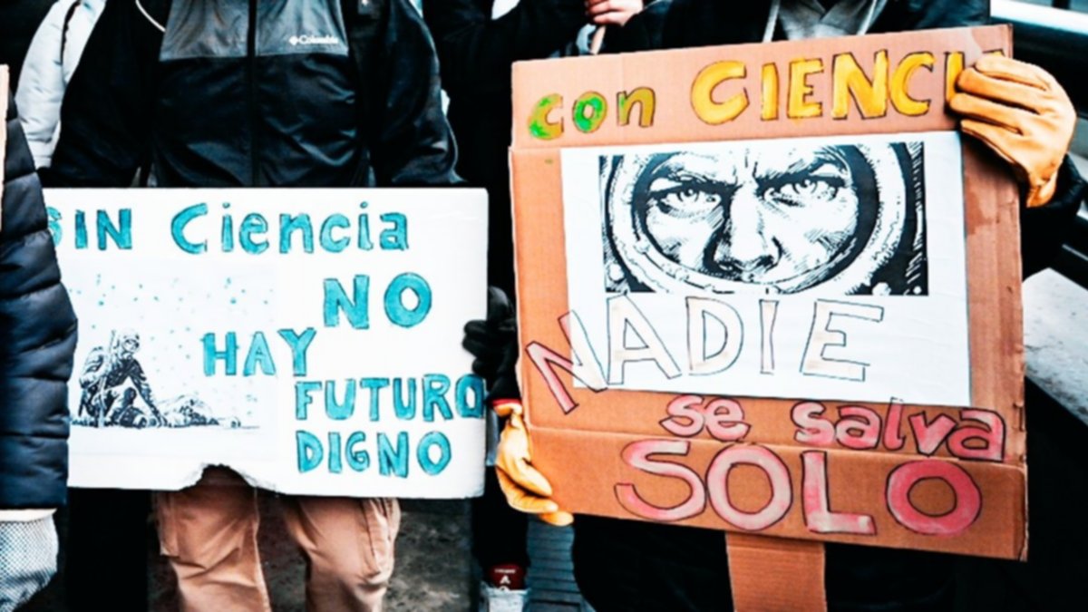 Crisis en CONICET: “Muchos científicos ya trabajan como repartidores”, advirtió Lavagnino 2 La jornada de protesta de CONICET se llamó "Cientificidio" ante el recorte presupuestario a la investigación científica