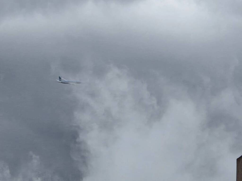 Las condiciones climáticas previstas en el alerta incluyen actividad eléctrica, ráfagas, ocasional caída de granizo y precipitaciones abundantes en cortos períodos de tiempo.