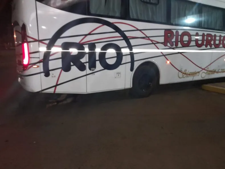 Escalofriante: colectivo de Río Uruguay arrastró el cuerpo de hombre por varios kilómetros colectivo rio uruguay - 1