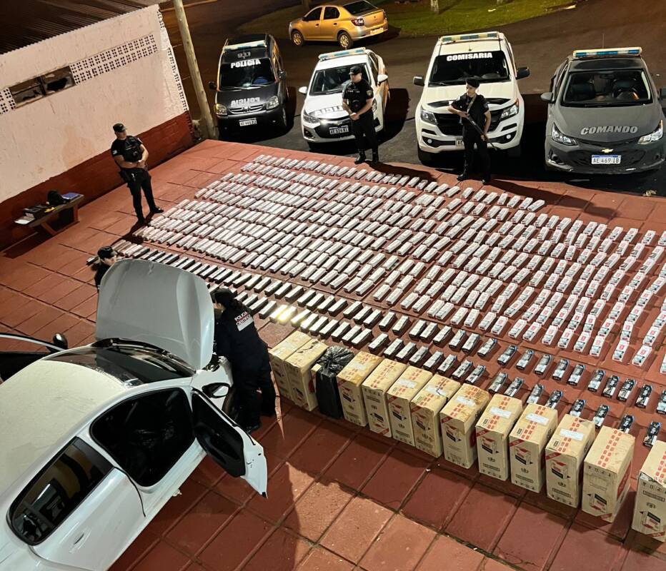 Incautan en Misiones un auto robado con cigarrillos de contrabando valuados en más de 13 millones 2 Los delincuentes, al verse acorralados, abandonaron el vehículo y huyeron internándose en una zona de monte, en las afueras del paraje Yazá, en Misiones.