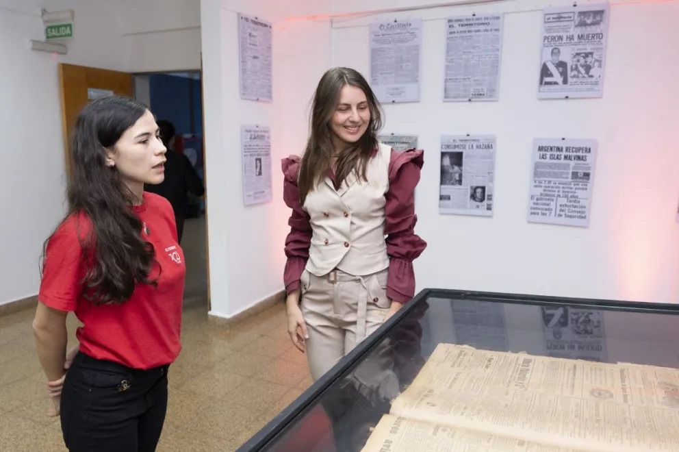 “100 años, Miles de Voces”: el diario El Territorio inauguró una muestra histórica 3 Habrá recorridos guiados a cargo de estudiantes avanzados de Historia de la UNaM, quienes compartirán con los visitantes la evolución del periodismo gráfico y la transformación del diario en el siglo XXI.
