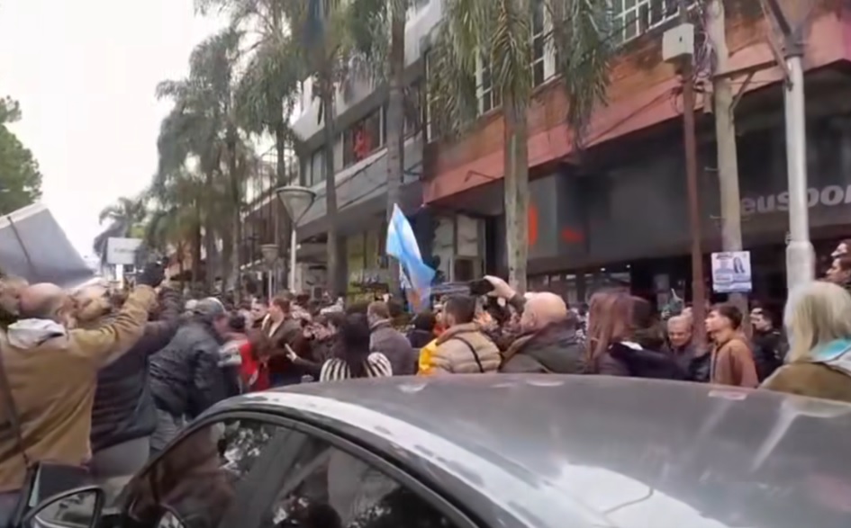 En medio de incidentes entre yerbateros y militantes de LLA, Karina Milei pasó por Oberá en campaña En pleno centro obereño hubo forcejeos entre militantes libertarios y quienes fueron a reclamar soluciones al Gobieron nacional