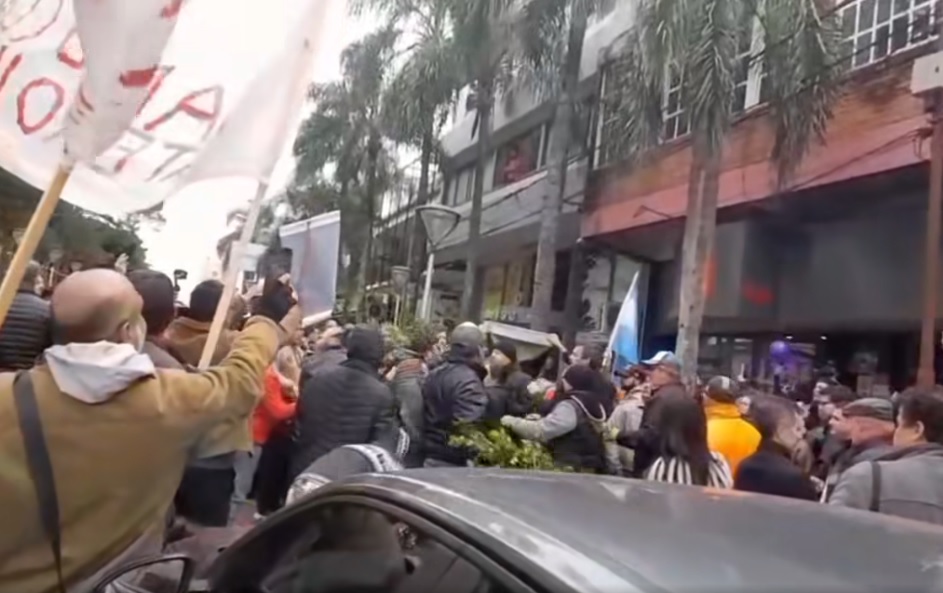 En medio de incidentes entre yerbateros y militantes de LLA, Karina Milei pasó por Oberá en campaña 1 Momentos de tensión se vivieron en la zona céntrica de Oberá cuando productores yerbateros se enfrentaron con militantes y la custodia de Karina Milei en la caminata de campaña