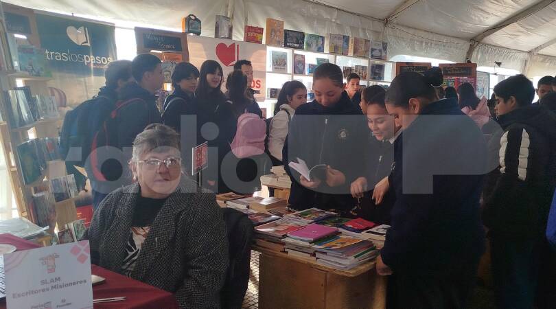 La Feria del Libro comenzó en Posadas con más de 100 propuestas culturales y literarias 5 feria del libro 3 - 4