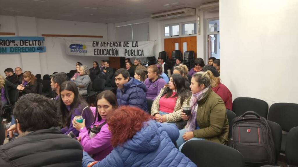 Docentes en alerta: el FTEL convoca a paros y movilizaciones en Misiones 2 Delegados de los sectores que conforman el FTEL votaron el nuevo plan de lucha en Misiones