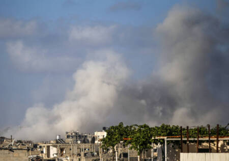 La guerra en Gaza comenzó el 7 de octubre de 2023, cuando el grupo Hamas, que controla políticamente la Franja, atacó el sur de Israel, tomando unos 250 rehenes y asesinando a alrededor de 1.200 personas en su incursión inicial.