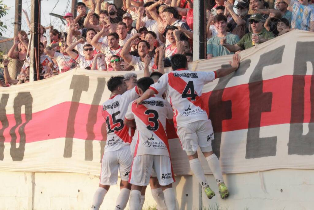 Guaraní goleó a Primero de Mayo por el torneo Provincial guarani 2 - 1