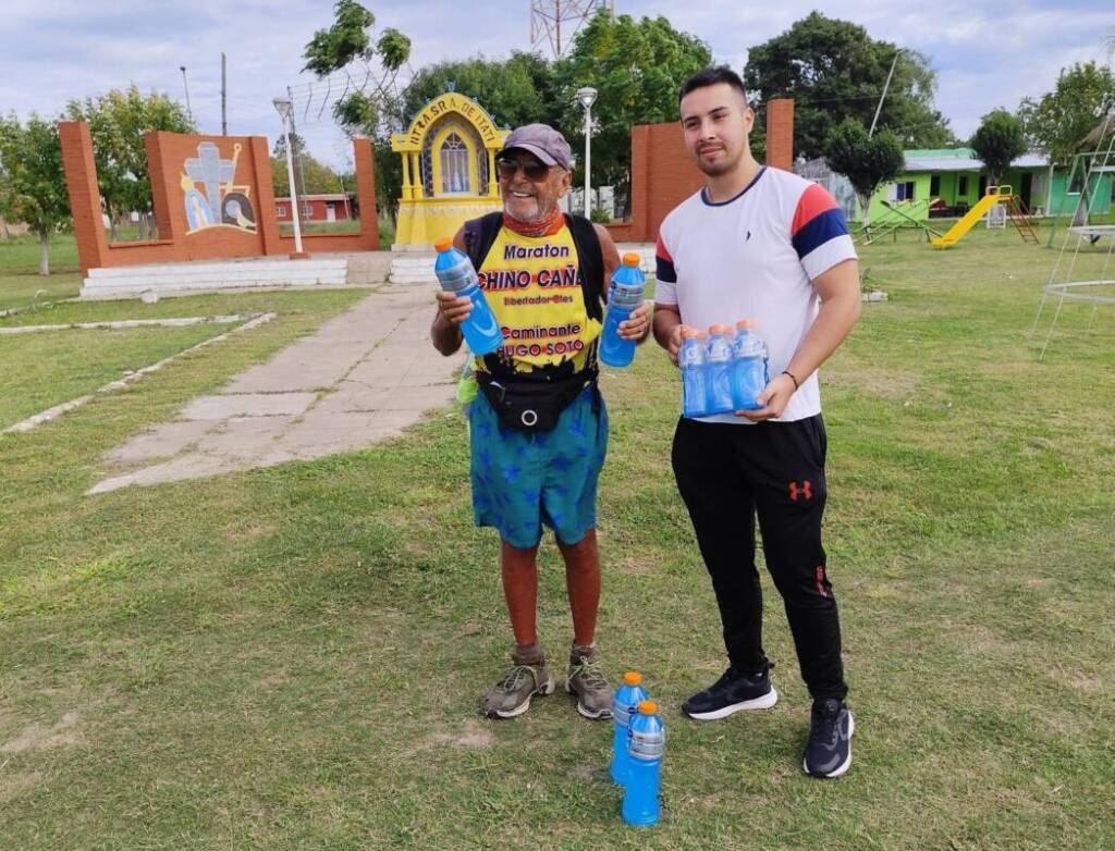 En cada pueblo que ingresa, Hugo Soto es recibido y ayudado con provisiones y aliento para seguir la travesía