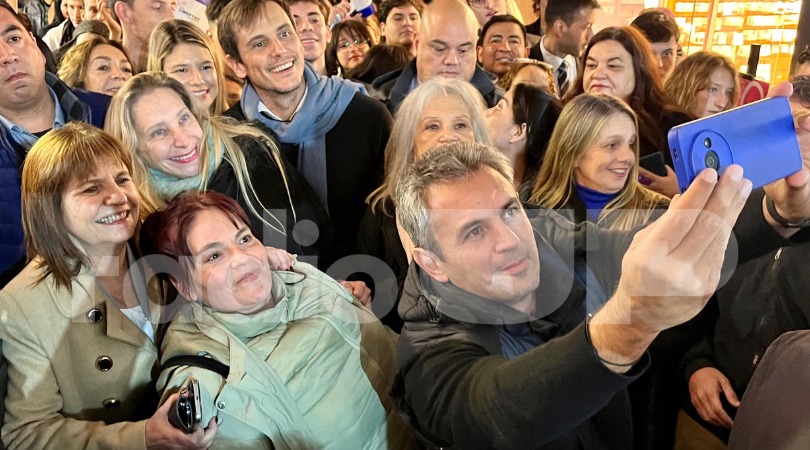 Apartaron al director de la Agencia Nacional de Discapacidad en medio del escándalo por pagos de coimas 1 Tiempo de selfie: Menem, Karina, Bullrich y los militantes de LLA Misiones para las redes de los "leones" de Javier Milei