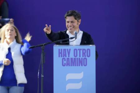 Kicillof lanzó el “Movimiento Derecho al Futuro” y criticó con dureza el modelo económico de Milei Antes del encuentro con Cristina Kirchner, el mandatario bonaerense lanzó su propia línea interna en el PJ