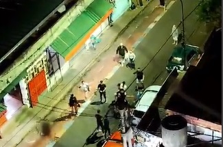 Terror en La Placita: dos bandas enfrentadas a piñas y balazos por el control de la zona CON VIDEO la placita tiros - 1