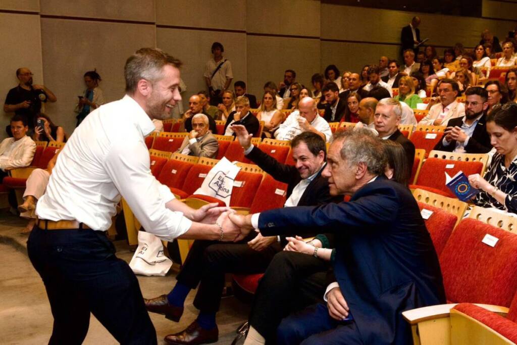 Cristian Larsen renunció a la presidencia de Parques Nacionales en medio de críticas por desregulación y conflictos ambientales 5 “Me voy con la certeza de que seguiremos luchando por una Nación libre, respetada y con instituciones a la altura del desafío histórico que enfrentamos”, concluyó.