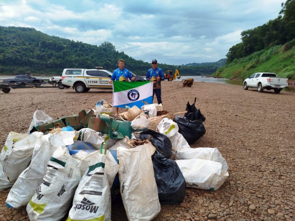 Retiraron una tonelada de basura del río Uruguay en El Soberbio 6 limpieza uruguay 2 - 5