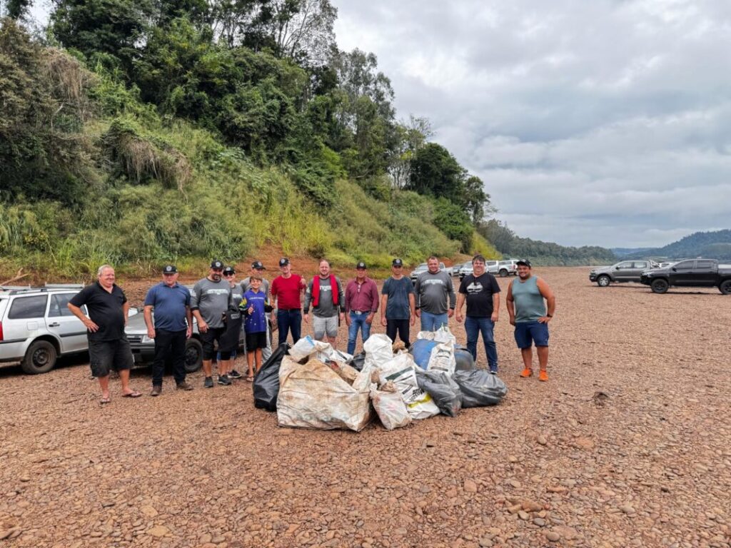 Retiraron una tonelada de basura del río Uruguay en El Soberbio 8 limpieza uruguay 3 - 7