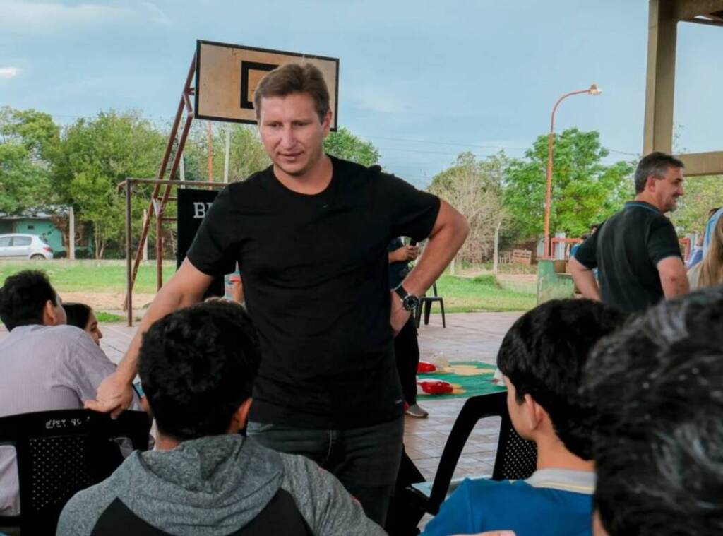 Sebastián Macías: “No se trata de buscar al nuevo Messi, sino de generar espacios de contención” 3 Sebastián Macías, Frente Renovador Neo, clubes de fútbol en Posadas, Liga Posadeña, kits deportivos Misiones, Deporbono 2025, políticas deportivas Misiones, deporte y contención social, fútbol barrial, Macías candidato 2025, desarrollo deportivo Misiones, apoyo a clubes misioneros, Macías deporte local