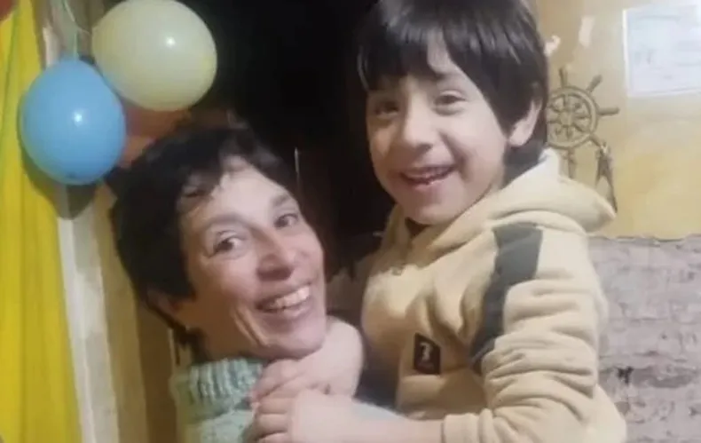 Horror en Florencio Varela: confirmaron que la mujer asesinó a su hijo y luego se suicidó 2 Las últimas pericias forenses confirmaron que Micaela Andrea Lator, de 47 años, asesinó a su hijo de seis años, Esteban Nicolás Cuello, de un disparo, y luego se suicidó e