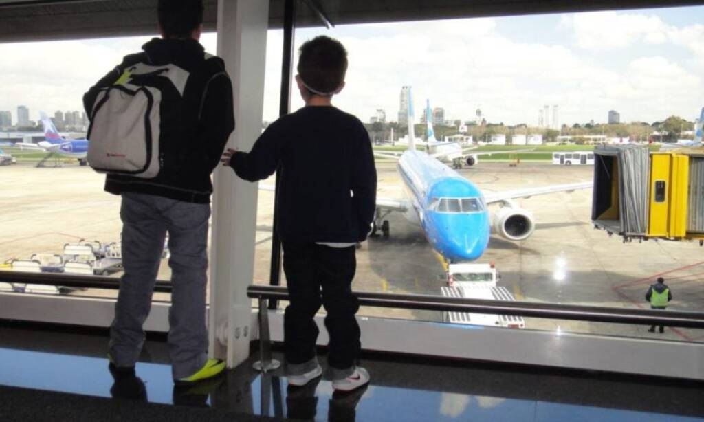 El Gobierno agiliza la autorización de viajes al exterior para menores de 18 años 4 La solicitud podrá hacerse de forma presencial, por ambos progenitores de los menores -o uno solo en caso de fallecimiento del otro o vínculo filial exclusivo— en cualquier Centro de Atención, Oficina Seccional o Consulado habilitado, tanto en Argentina como en el exterior.