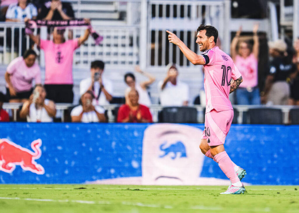 A lo largo del encuentro, el equipo floridano mostró solidez táctica, precisión en los pases y una conexión ofensiva letal, especialmente entre Messi y Suárez. 
