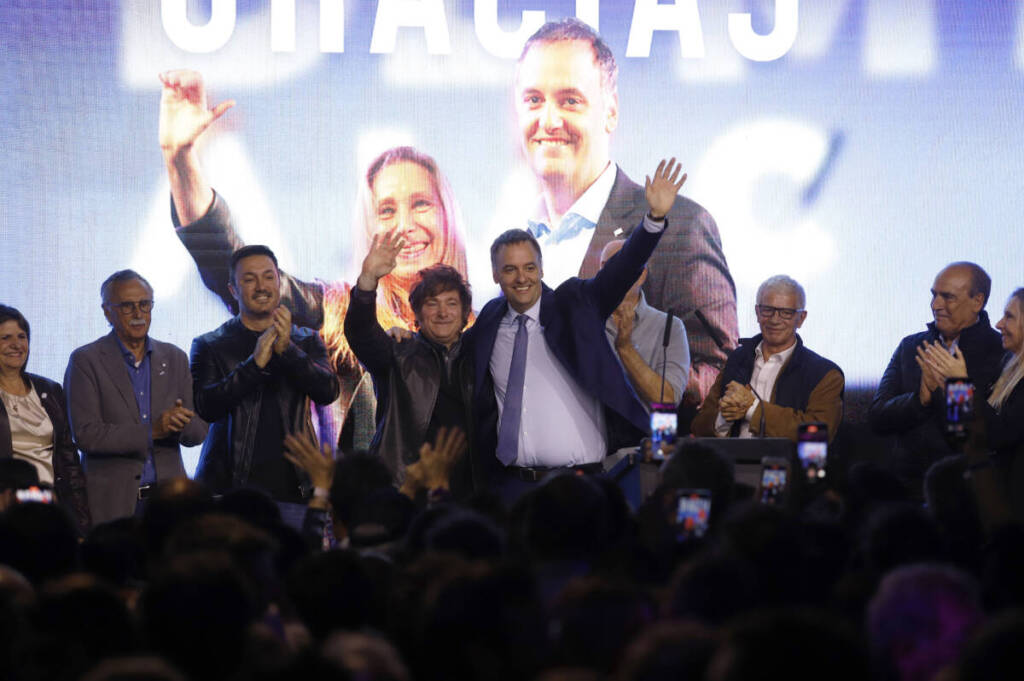 Milei: "Hoy se pintó de violeta el bastión amarillo y a partir de ahora ¡a pintar de violeta todo el país!“ 3 milei santoro - 2
