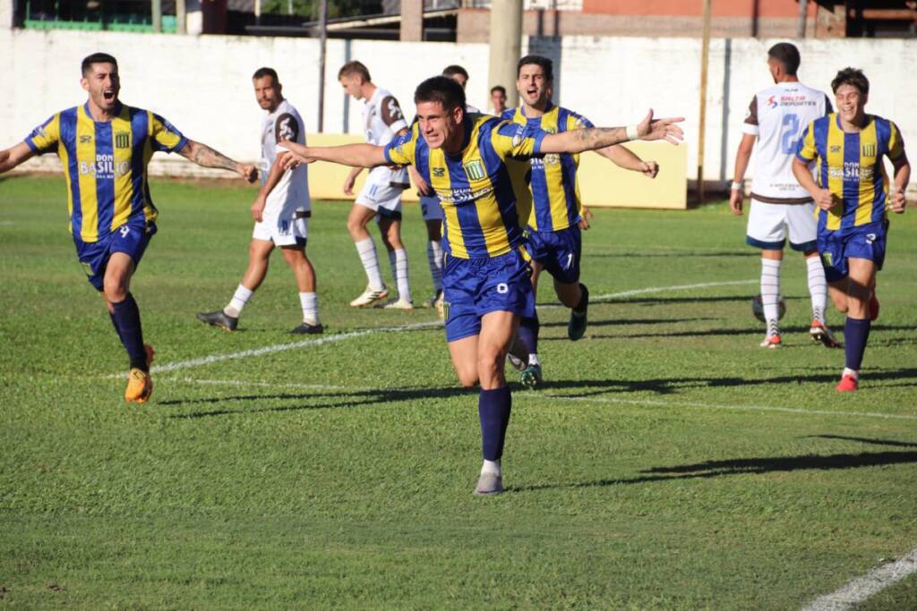 Elias Medeiro de Bartolomé Mitre durante el festejo del gol en el "Tito" Cucchiaroni