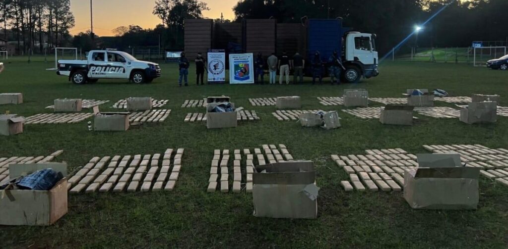 Cayeron 2396 kilos de droga y dos detenidos en Montecarlo montevarlo 7 - 1