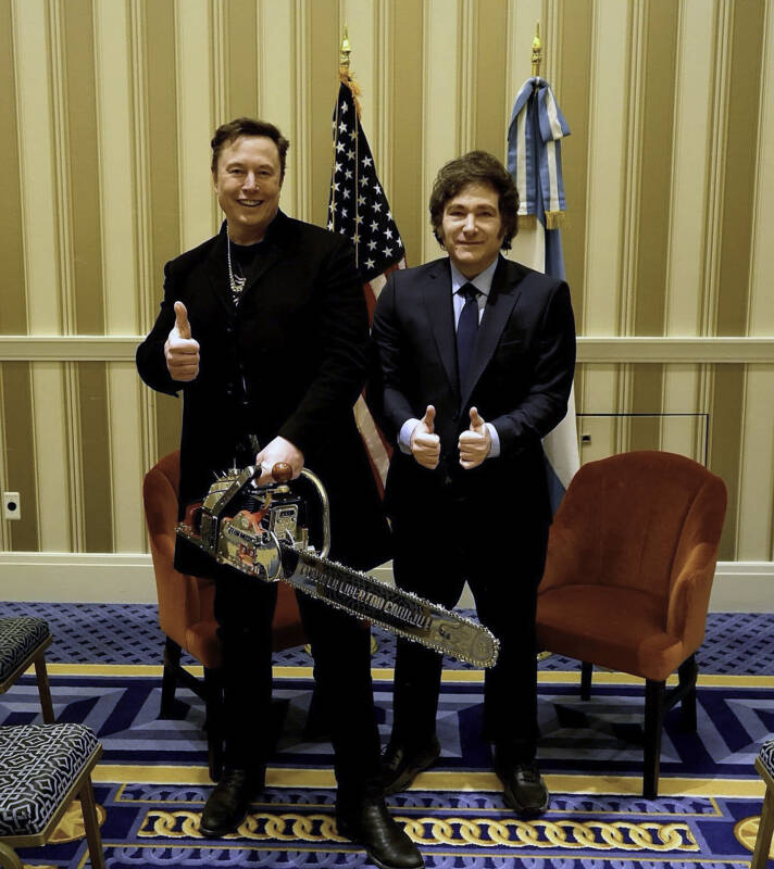 Elon Musk se arrepiente del show con la motosierra junto a Milei: “Me faltó empatía” 4 El presidente Javier Milei y Elon Musk, quien pretendía meter "motosierra" en la Casa Blanca