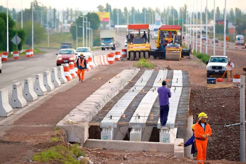 Desde la Cámara Argentina de la Construcción advierten que la inversión en obra pública cayó a niveles mínimos en los últimos años.