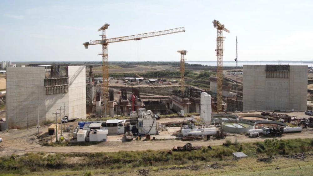 Ayolas: piden reactivar obras en Aña Cuá para dinamizar la economía local 3 La detención de las obras ha tenido consecuencias significativas en Ayolas. Según Flores, aproximadamente 500 personas perdieron sus empleos directos, y más de 1.000 se vieron afectadas indirectamente.