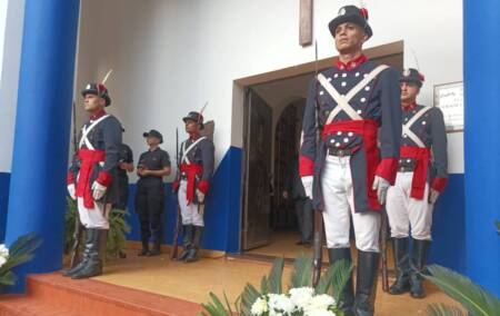 Emotivo homenaje a los caídos de la Policía de Misiones por su 169° aniversario ofrenda floral policia 2 e1746714189337 - 4