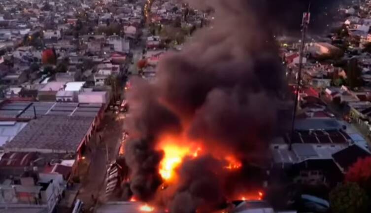 Incendio en una pañalera de Lomas del Mirador: colapsó el techo y evacuaron a vecinos 3 panalera - 2