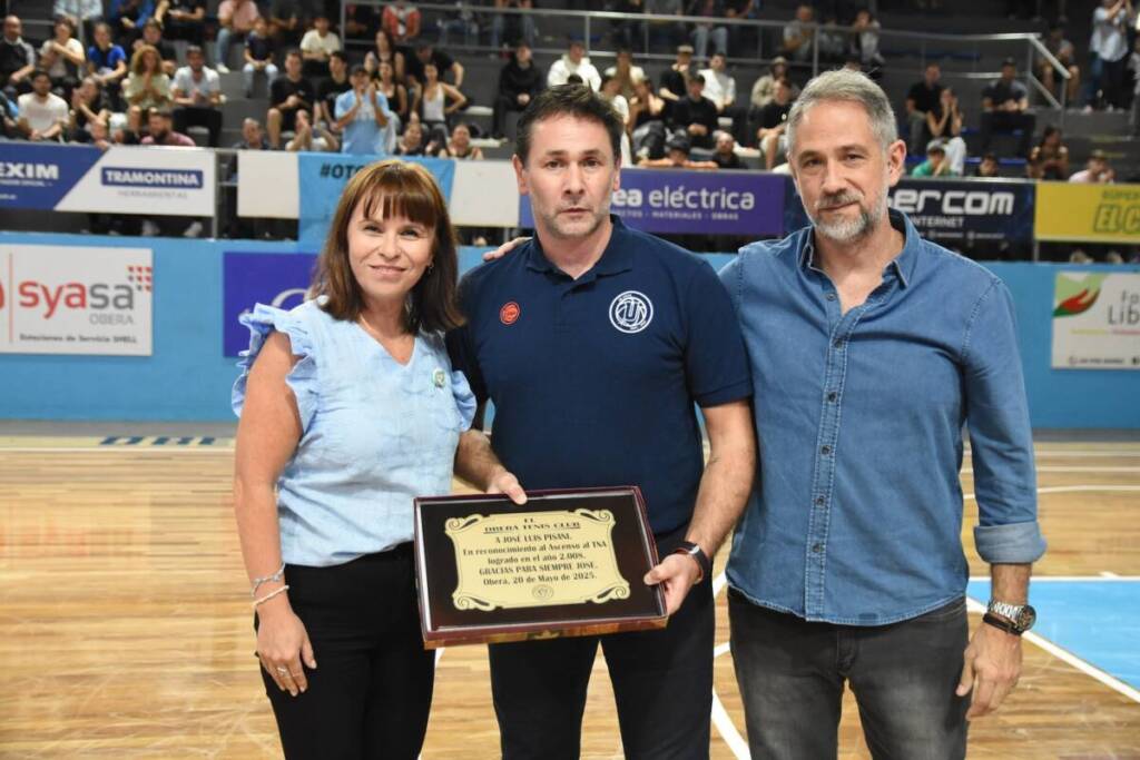 OTC, pasión Celeste: triunfo, clasificación y segundo puesto 5 Pisani junto al presidente de OTC, Sergio Feversani; y la vice Cristina Nakatsuka