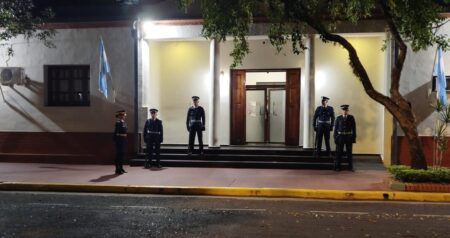 La Policía de Misiones inició su semana de 169° aniversario con un histórico relevo de guardia policia de Misiones 3 e1746443589747 - 8