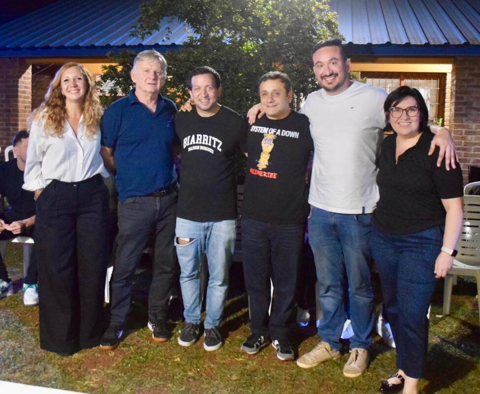 Claudio "Beto" Roa: “El 8 de junio se vota gestión, no peleas nacionales” 3 Claudio Roa con el presidente de la Legislatura, Oscar Herrera Ahuad y el exedil del PRO, Rolando Rubleski y los candidatos a concejales de su sublema