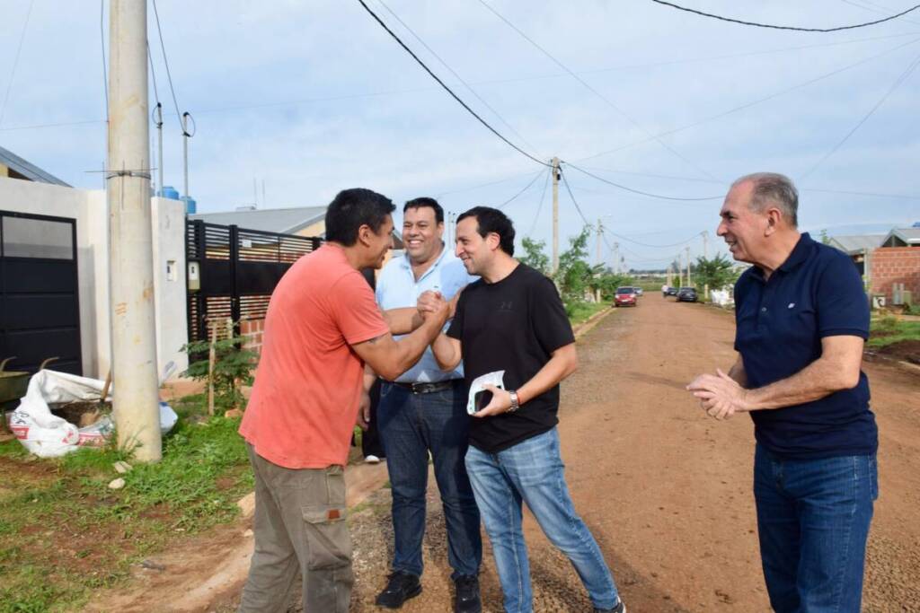 Claudio "Beto" Roa: “El 8 de junio se vota gestión, no peleas nacionales” 5 Roa destacó los avances en infraestructura urbana en Itaembé Guazú, uno de los barrios más poblados de Posadas.