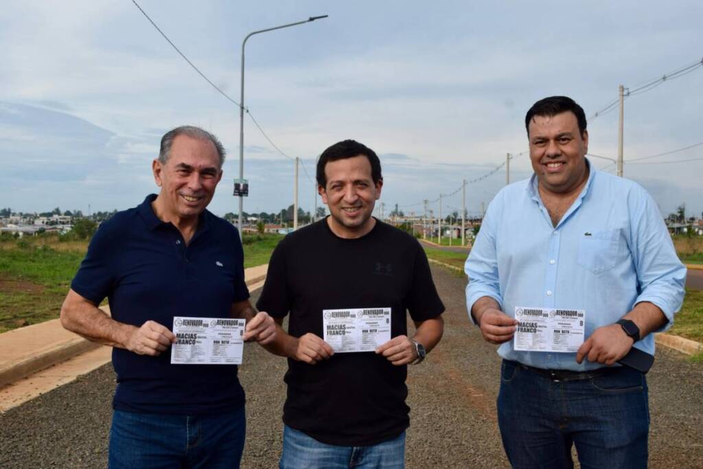 Claudio "Beto" Roa: “El 8 de junio se vota gestión, no peleas nacionales” 2 Claudio Roa junto al intendente Leonardo Stelatto y el presidente de IPRODHA, Juan Carlos Pereira